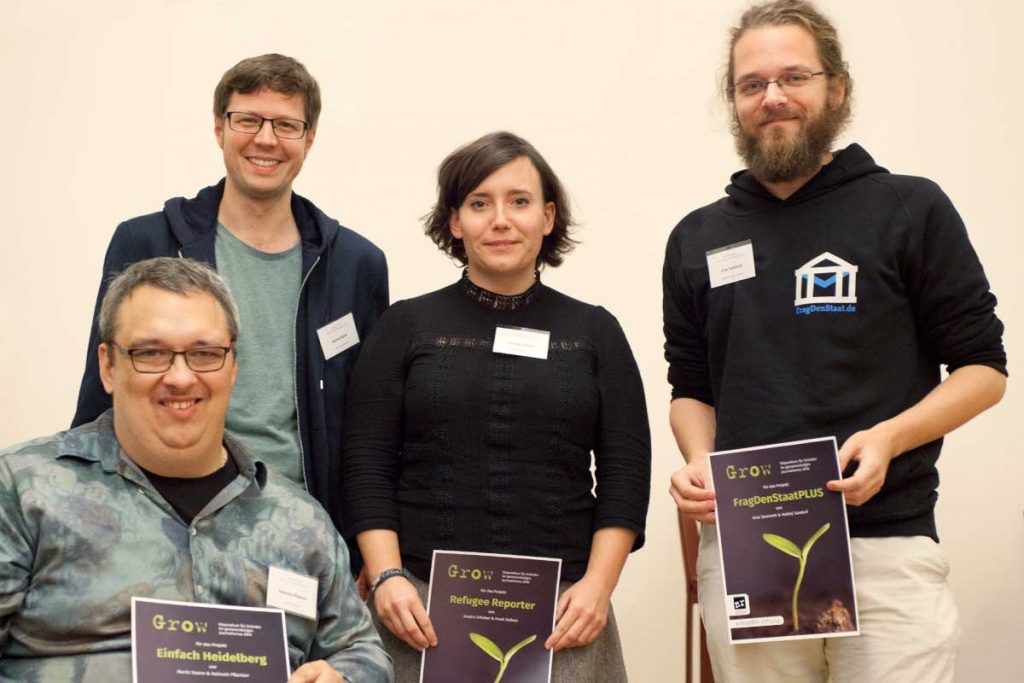 v.l.n.r.: Helmuth Pflantzer und Moritz Damm (Einfach Heidelberg), Jessica Schober (Refugee Reporter/Newscomer), Arne Semsrott (FragDenStaatPLUS)