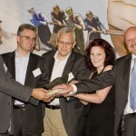 nr-Vorstandmitglied Tina Groll verleiht die "Verschlossene Auster" 2011, für die "Informationsblockierer des Jahres" an die vier großen, deutschen Atomkonzerne RWE, EnBW, Vattenfall und EON. (Fotograf: Bastian Dincher)