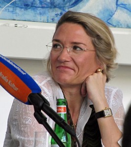 Franziska Augstein (Foto: „Franziska-augstein-2012-roemerberggespraeche-ffm-103“ von Dontworry - Eigenes Werk. Lizenziert unter CC BY-SA 3.0 über Wikimedia Commons - https://commons.wikimedia.org/wiki/File:Franziska-augstein-2012-roemerberggespraeche-ffm-103.jpg#mediaviewer/File:Franziska-augstein-2012-roemerberggespraeche-ffm-103.jpg