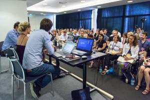 Trotz Sommerhitze sind die Räume gut gefüllt, z.B. das Panel „Crossmediales Storytelling — Eine Recherche. Hunderte Erzählwege“; Foto: Sebastian Stahlke