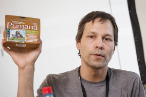 Philipp Jussim über sein von nr gefördertes Radio-Feature „Fair-Giftet. Nachhaltiger Handel und der Tee aus Indien“; Foto: Raphael Hünerfauth