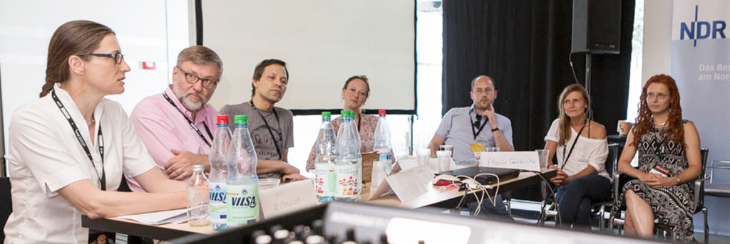 Im Panel „Tiefenschärfe fordern und fördern“ berichtet der nr-Stipendiatenbeauftragte Egomont R. Koch (2.v.l.) und die die nr-Stipendiaten Ulrike Heitmüller, Philipp Jusim, Susanne Götze, Sebastian Garthoff, Evi Lemberger und Maria Göckeritz (v.l.n.r.)