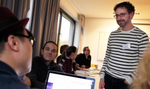 Michael Hörz (im Bild rechts) vermittelt gerne seine Datenjournalismus-Kenntnisse – hier beim Daten-Labor 2015.