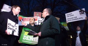 Christian Mihr (Reporter ohne Grenzen) und Özcan Mutlu (MdB Grüne), im Interview mit der Abendschau des RBB.