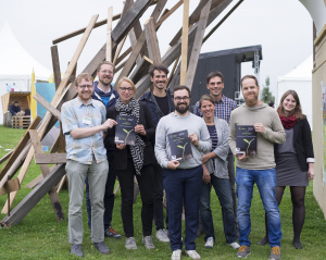Grow-Gewinner und -Jurymitglieder 2017 (von links): Hinnerk Feldwisch-Drentrup (MedWatch), Christian Humborg (Wikimedia Deutschland), Nicola Kuhrt (MedWatch), Lukas Harlan (Schöpflin Stiftung), Constantin Alexander (Ihme-Zentrum), Tabea Grzeszyk (Hostwriter), Thomas Schnedler (Netzwerk Recherche / Correctiv), Alexander Schramm (120minuten), Katharina Wiegmann (Perspective Daily). Foto: Ivo Mayr
