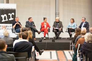 Mit Fakten gegen Hetze und Propaganda - Panel auf der Journalismus macht Schule Konferenz am 1./2. April 2022 in Berlin mit Georg Mascolo, Carsten Brosda, Eva Flecken, Kuno Haberbusch, Kerstin Schröter und Thomas de Maizière (v. links) - Foto: Raphael Hünerfauth