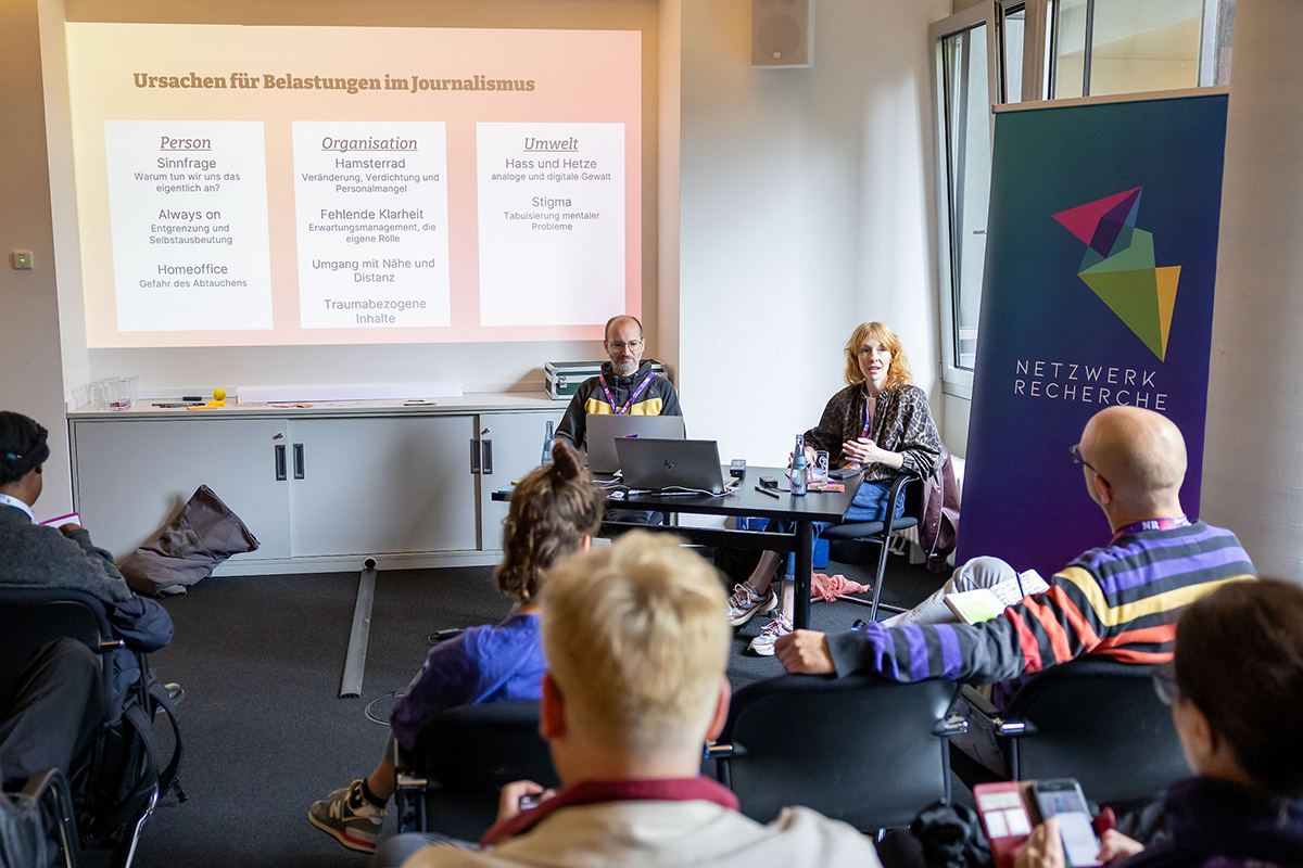 DEUTSCHLAND - HAMBURG - „Chill mal! 10 wirklich praktische Tipps gegen Stress im Redaktionsalltag“ R-L Malte Werner, netzwerk recherche; und Barbara Hans, HfMT Hamburg; an der Jahreskonferenz NR26 von netzwerk recherche e.V. - 12. Juni 2026 © Raphael Hünerfauth - https://www.huenerfauth.ch