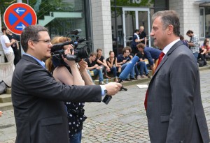 Weselsky im Interview mit Journalisten. Foto: Wulf Rohwedder