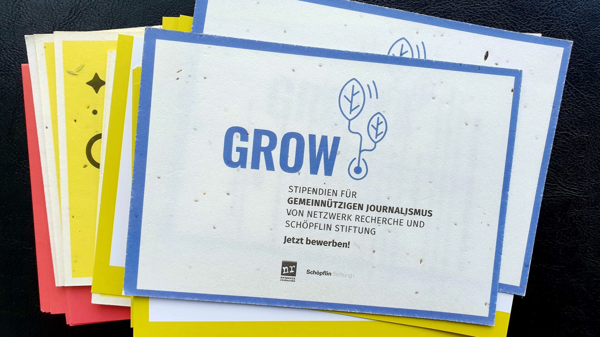 Grow-Postkarten auf einem Stapel