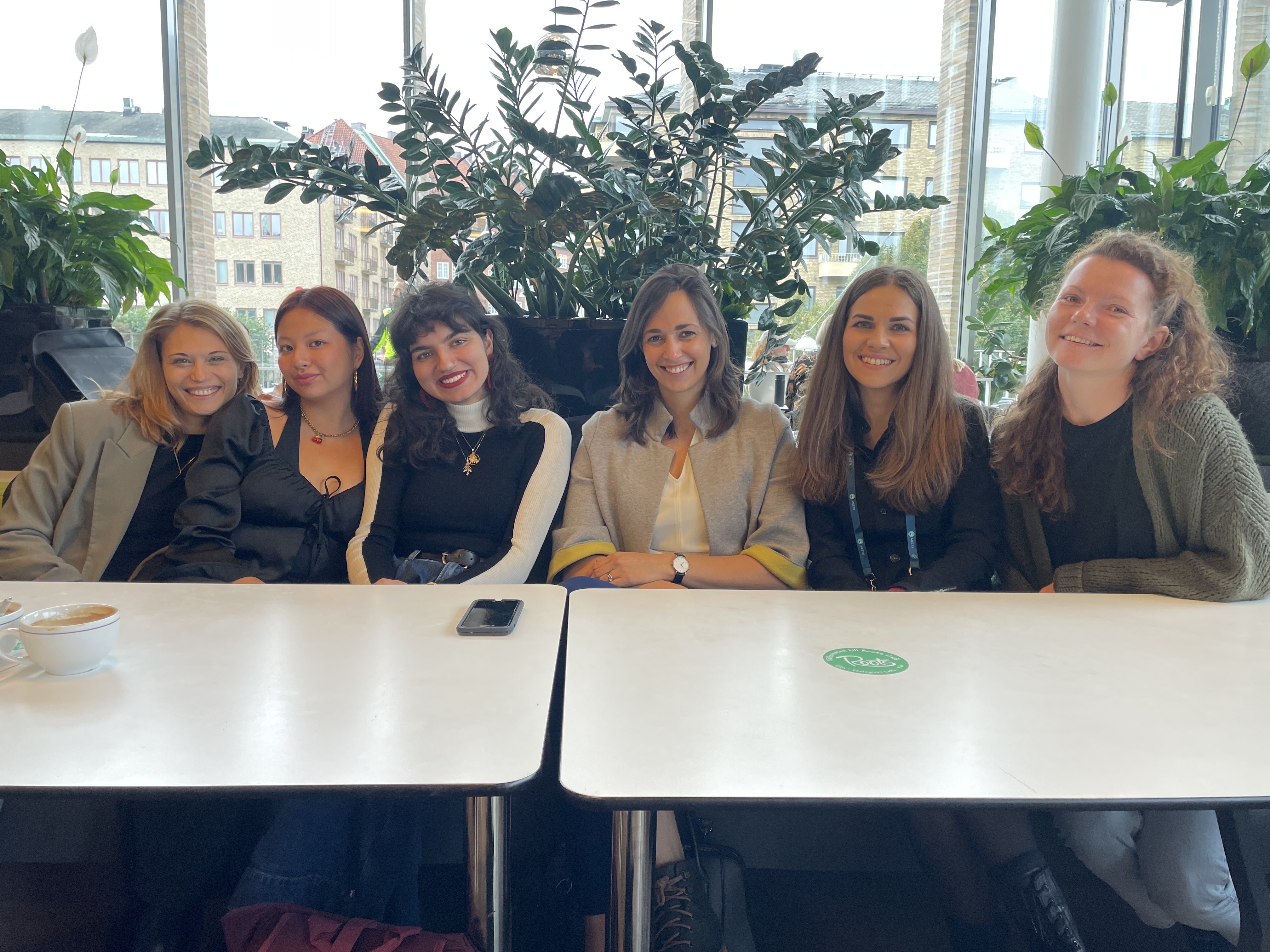 Am Rande der GIJC23 sitzt Workshopleiterin Stefanie Dodt zusammen mit den Fellows 2023.