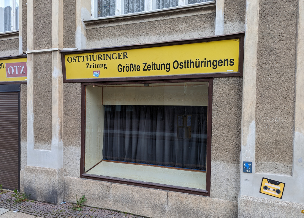 Ein leeres Schaufenster eines geschlossenen Kiosks in Greiz.