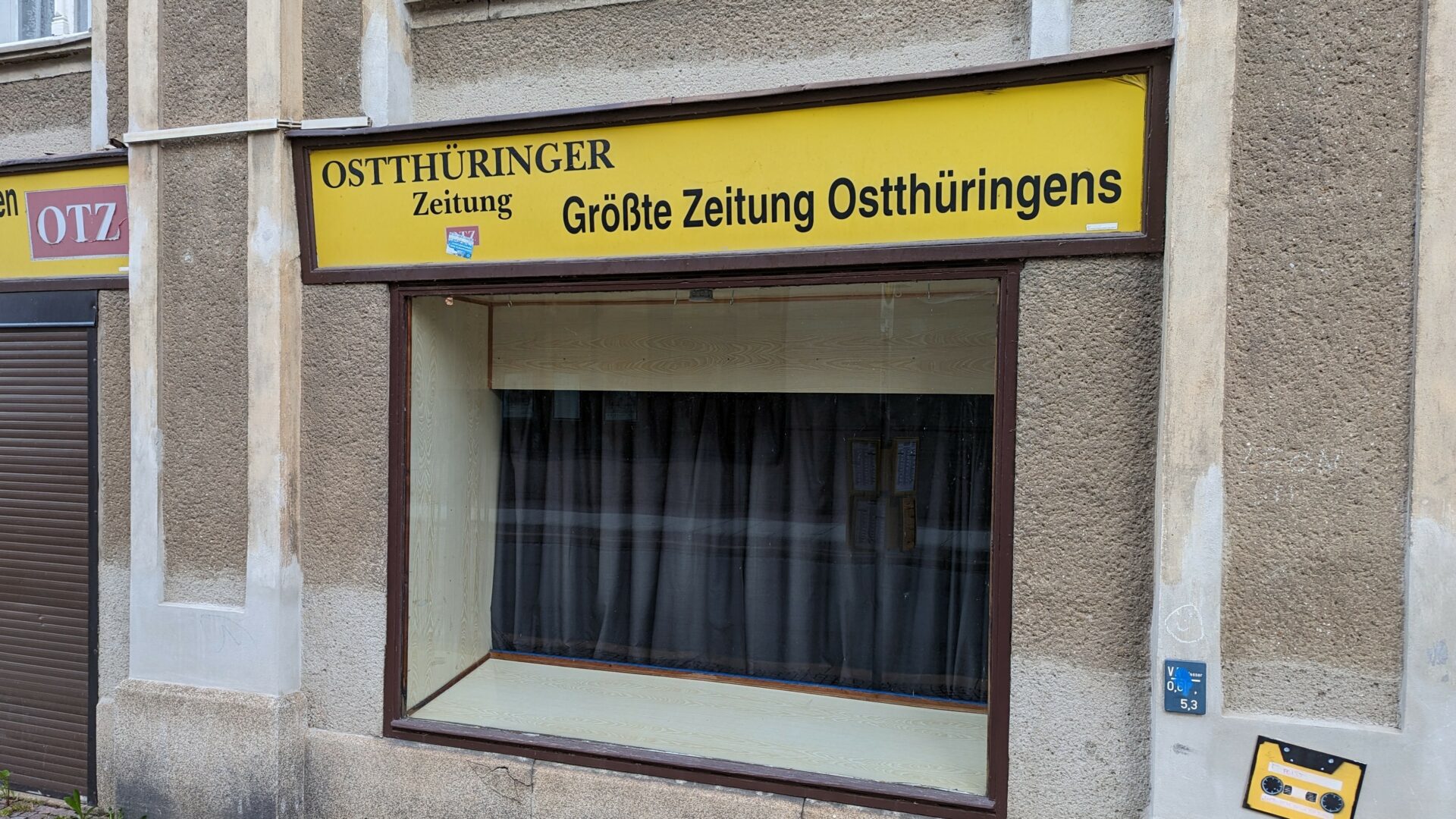 Ein leeres Schaufenster eines geschlossenen Kiosks in Greiz.