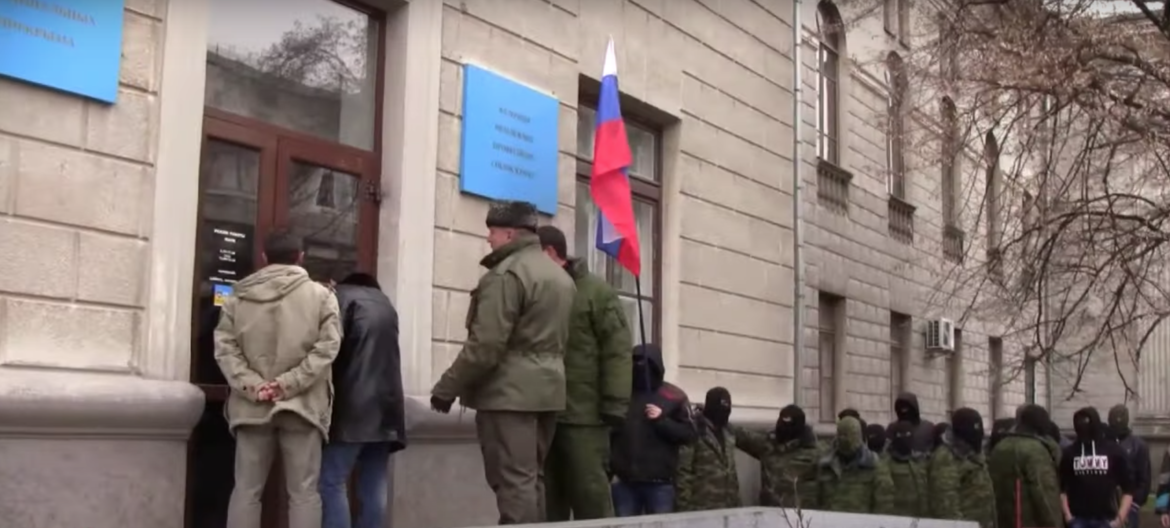 Bewaffnete Maskierte vor dem Gebäude des Crimean Center for Investigative Journalism