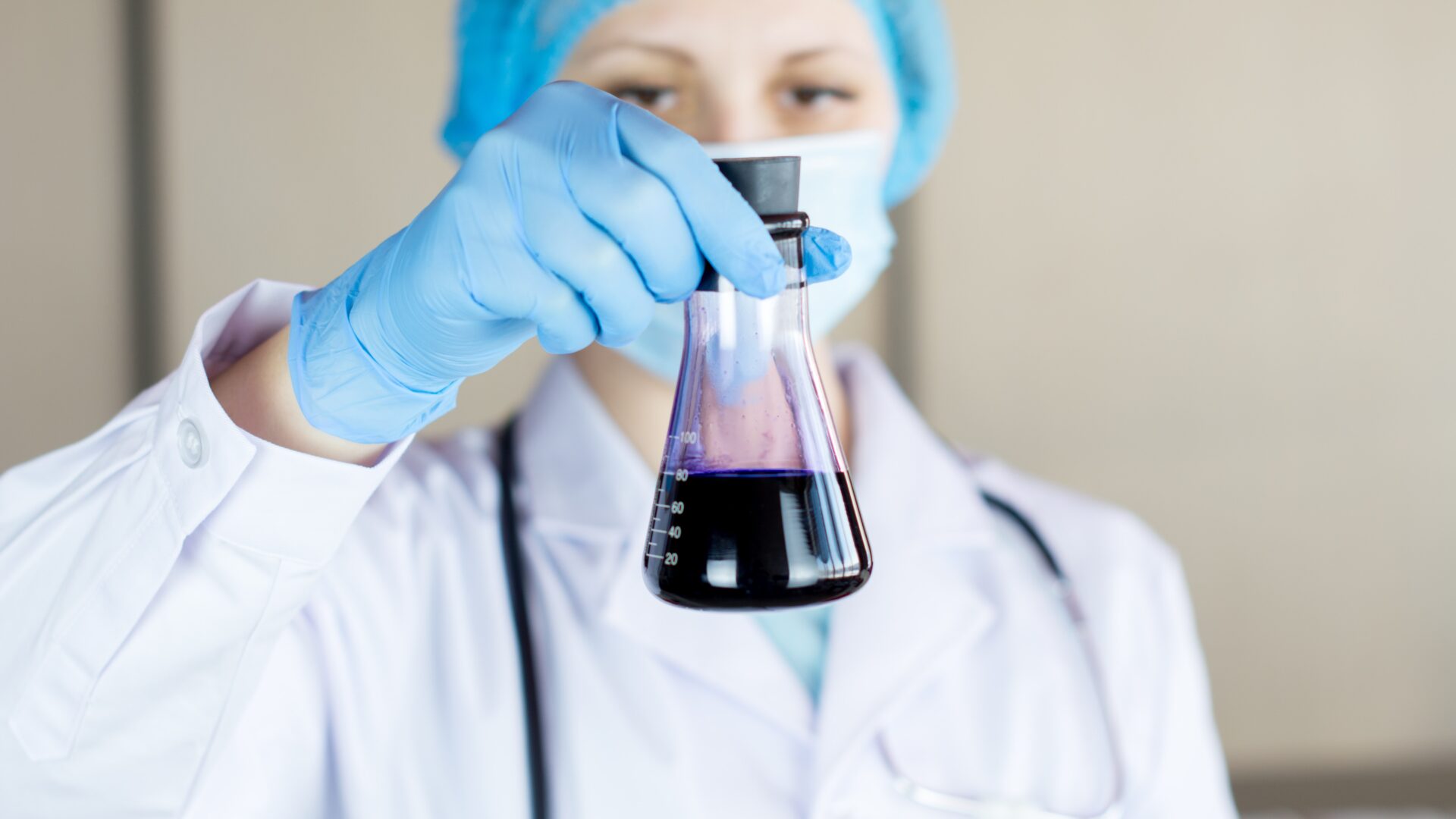 Frau in Labor mit Reagenzglas in der Hand