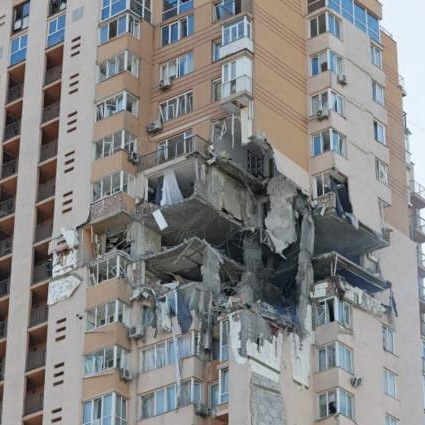 Ein Hochhaus, an einer Seite sind mehrere Stockwerke zersprengt.