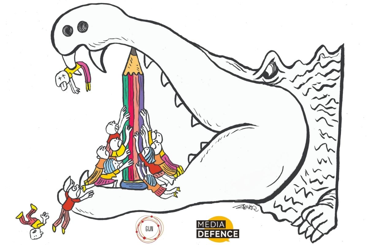 Eine satirische Karikatur zeigt ein riesiges Krokodil mit aufgerissenem Maul, das dabei ist, kleine Figuren zu verschlingen. Die Figuren versuchen sich verzweifelt an einem großen, bunten Bleistift festzuhalten, der zwischen den Zähnen des Krokodils steckt. Einige Figuren sind bereits gefallen oder werden ins Maul gezogen. Am unteren Rand befinden sich die Logos von GIJN und Media Defence, was auf das Thema Pressefreiheit und den Schutz von Journalist:innen hinweisen könnte.