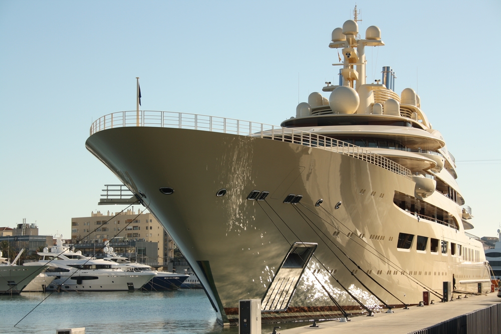 Eine Superyacht in einem Hafen, vom Steg unten fotografiert.