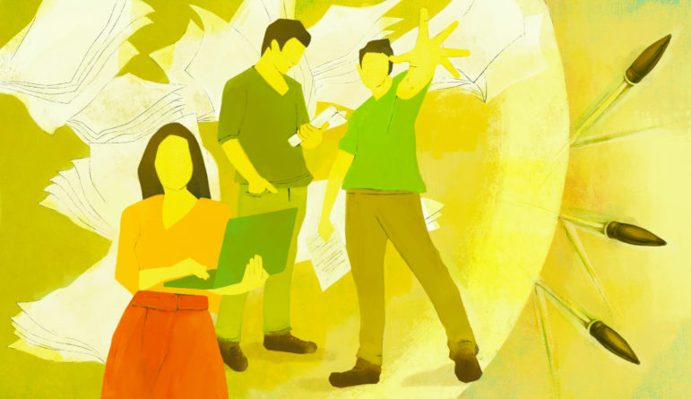 Eine abstrakte, symbolische Illustration zeigt drei Journalist:innen, die von fliegenden Dokumenten umgeben sind. Eine Frau hält einen Laptop, während zwei Männer diskutieren und recherchieren. Eine große gelbe Schutzbarriere hält mehrere heranfliegende Kugeln auf, was den Schutz der Pressefreiheit und die Gefahren für Journalist:innen darstellt. Die Illustration vermittelt ein Gefühl von Widerstand und Entschlossenheit in der investigativen Arbeit.