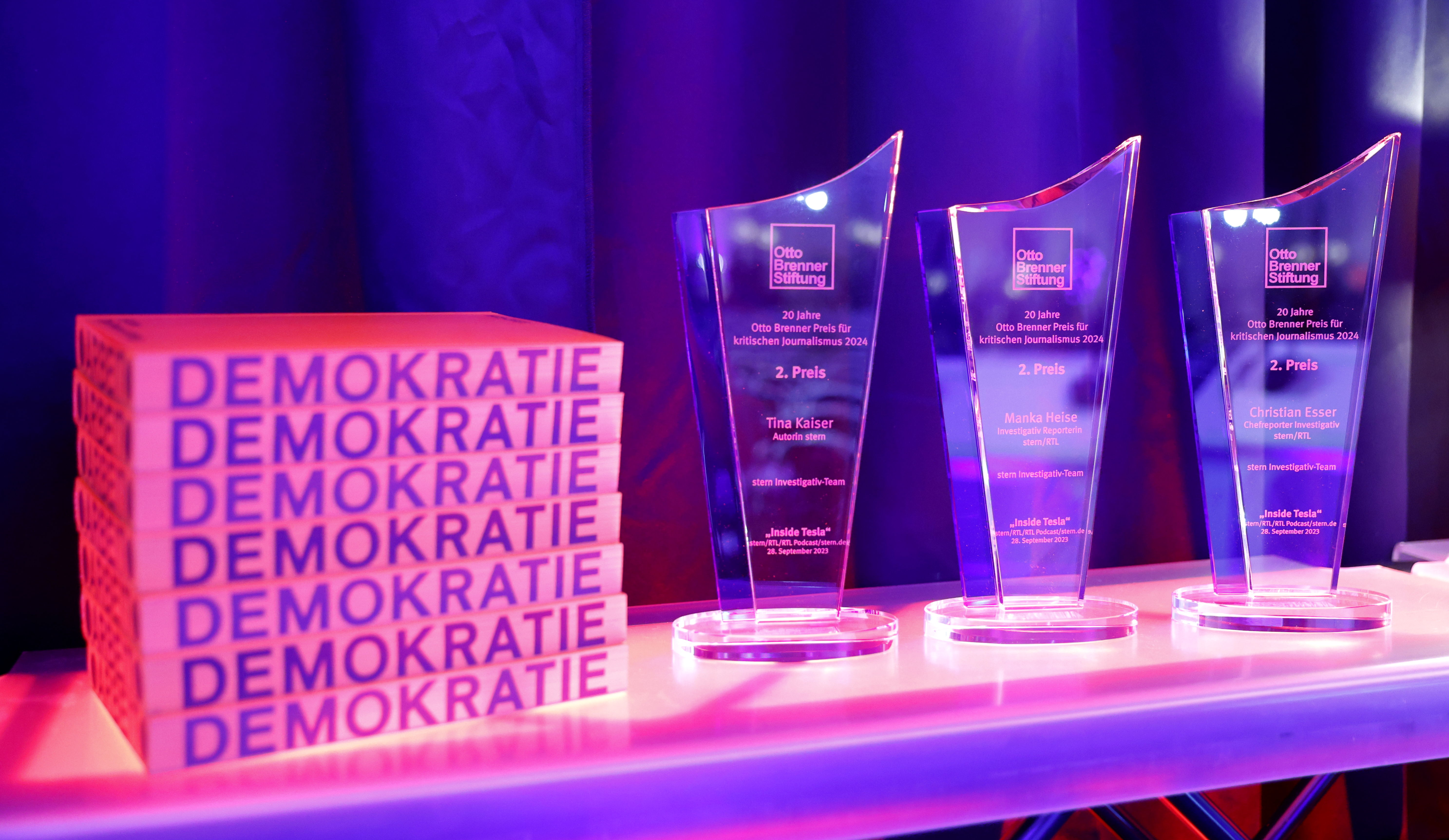 Drei Preise des Otto Brenner Preises stehen nebeneinander.
