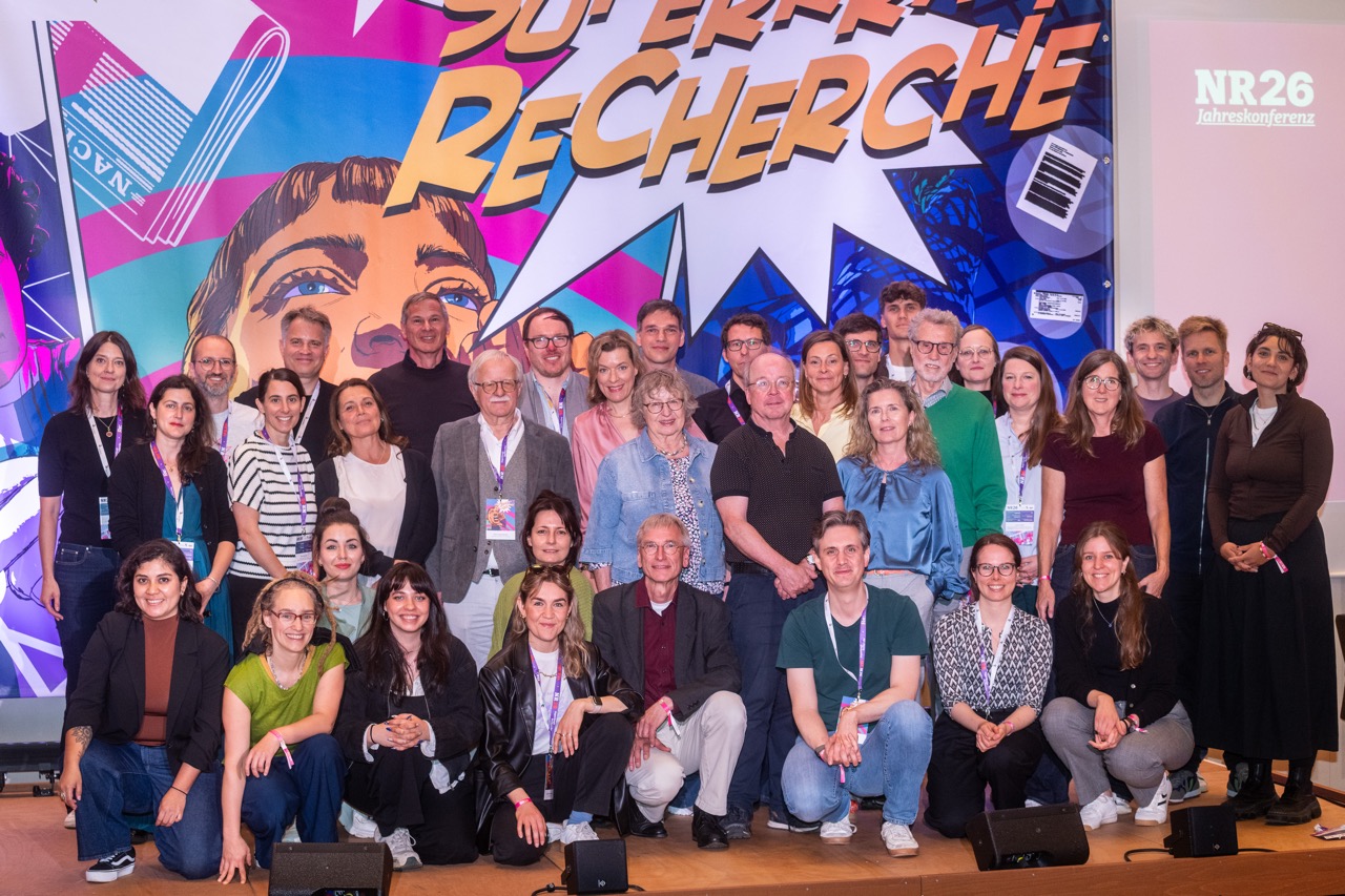 Gruppenfoto von der NR26: Team der Geschäftsstelle, Vorstand, Gründer:innen und Wegbereiter:innen von Netzwerk Recherche